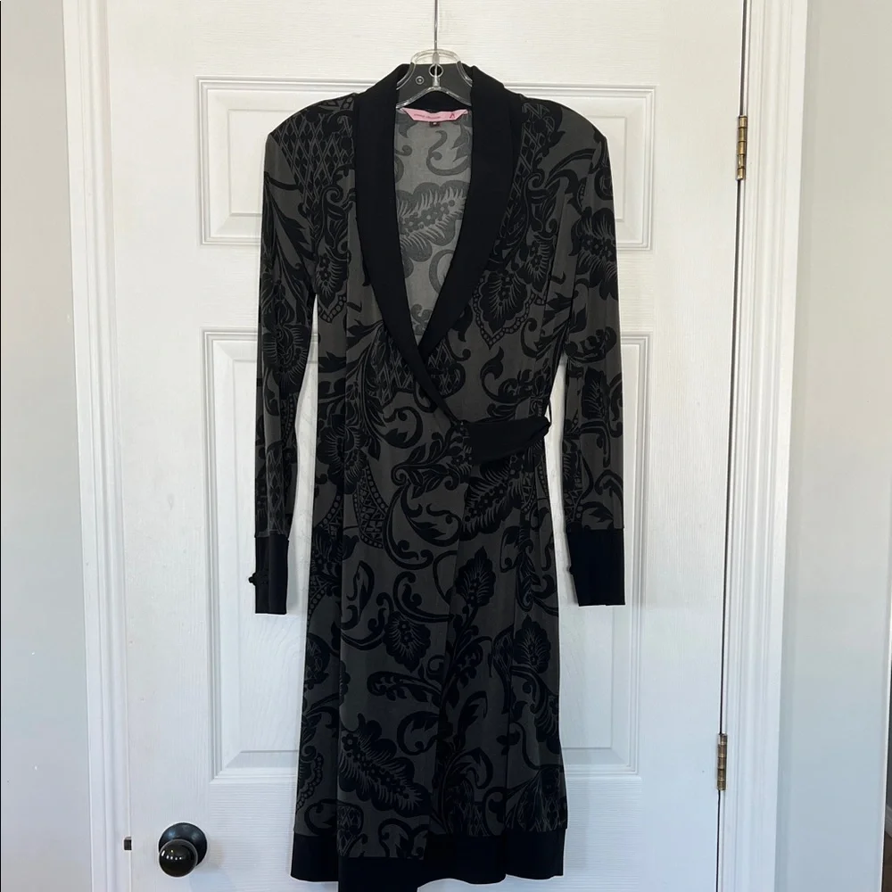 Elegant Black and Gray Long Sleeve Dress - Picture 1 of 5
